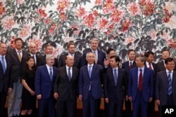 2018年6月初，美国代表团与中国代表团合影时美国商务部长罗斯与中国副总理刘鹤寒暄。从照片上看，前排中间5人是（左起）美国驻华大使布兰斯塔德，美国商务部长罗斯，中国副总理刘鹤，中国商务部长钟山和中国人民银行行长易纲。