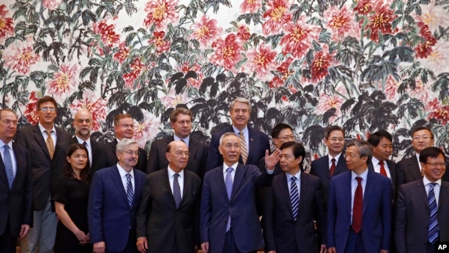 美国代表团与中国代表团合影时美商务部长罗斯与中国副总理刘鹤寒暄