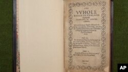 Foto yang dirilis oleh Gereja Old South di Boston ini menunjukkan satu dari 1.640 salinan buku Bay Psalm milik gereja Boston. Para ahli memperkirakan buku ini merupakan buku pertama yang dicetak di Amerika, dan merupakan buku peninggalan yang paling berharga. (Foto: dok).