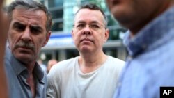 Andrew Craig Brunson (tengah), pendeta AS yang kini menjalani tahanan rumah di Izmir, Turki (25/7). 