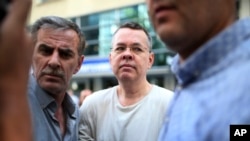 Rahip Andrew Craig Brunson (ortada) halen İzmir'de ev hapsinde bulunuyor. 