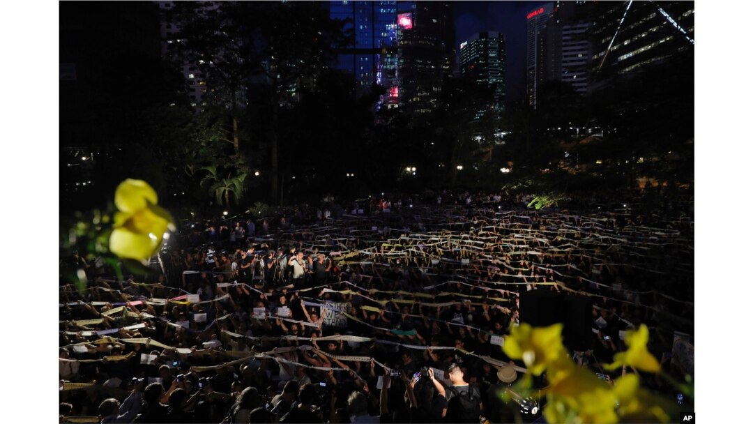 Para demonstran yang terdiri dari para ibu di Hong Kong, pendukung aksi mahasiswa di negara tersebut, memegang spanduk selama berlangsungnya aksi unjuk rasa, Jumat, 5 Januari 2019.