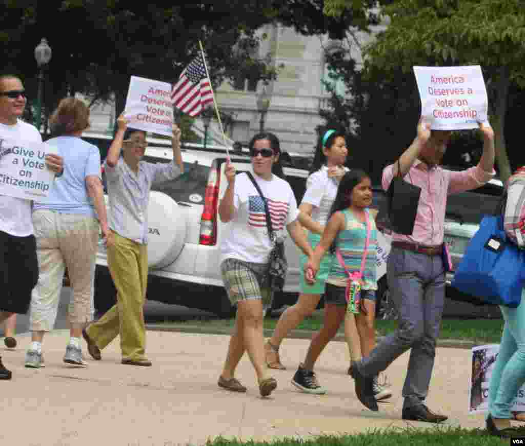 Decenas de inmigrantes llegaron este miércoles 10 de julio a los jardines del capitolio para abogar por una reforma migratoria y pedir el apoyo de los republicanos.