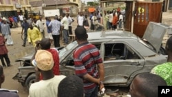 나이지리아 카노시 일어난 폭탄 공격 현장에 사람들이 모여있다. 