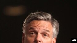 ທ່ານ Jon Huntsman ຜູ້ແຂ່ງຂັນໃນການເລືອກຕັ້ງປະທານາທິບໍດີ
ສະຫະລັດຈາກພັກຣີພັບບລິກັນ ທີ່ໄດ້ຮັບການສະໜັບສະໜູນຈາກ ໜັງສືພິມ The Boston Globle (AP Photo/Joe Burbank, Pool)