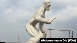 Le batteur de tam-tam, statue inaugurée en 1969 par le président Mobutu, trône encore à la foire de Kinshasa, RDC, le 19 septembre 2017 (VOA/Abdourahmane Dia)