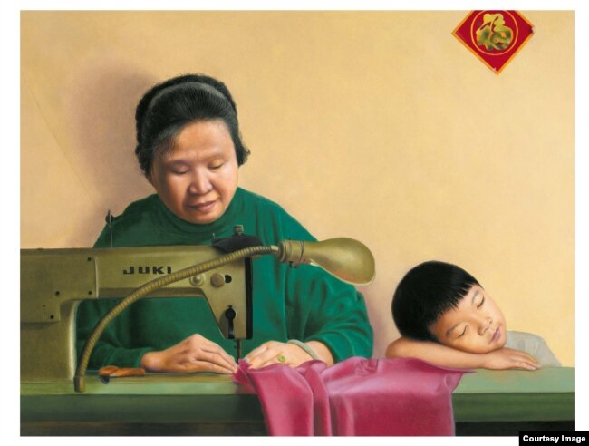 Después de trabajar 12 horas al día en una maquiladora de Chinatown, su madre también llevaba el trabajo a casa y trabajaba en él después de la cena para ganar más dinero para apoyarlos. (Kam Mak)