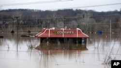 Air sungai Bourbeuse yang meluap di sekitar restoran McDonald's, Selasa, 29 Desember 2015 di Union, Missouri.