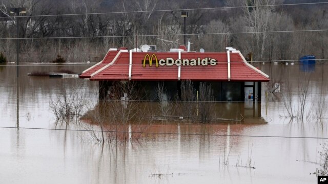 Las aguas del río Bourbeuse, tributario del río Mississippi, ha cubierto negocios y casas en el área de Union, Missouri.