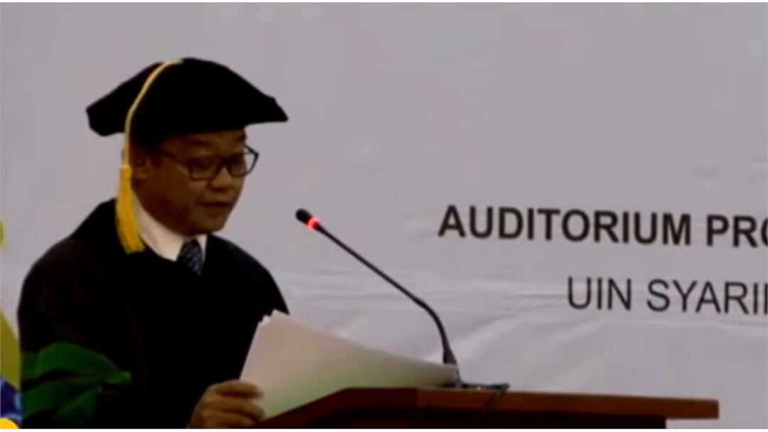 Abdul Mu’ti dalam pidato pengukuhannya sebagai Guru Besar Bidang Ilmu Pendidikan Agama Islam di Universitas Islam Negeri (UIN) Syarif Hidayatullah, Jakarta. (Foto: VOA/Nurhadi Sucahyo)