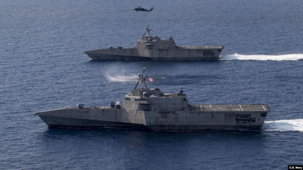 美军“蒙哥马利”号（USS Montgomery）（上）和“吉福兹”号（USS Gabrielle Giffords）濒海战斗舰2020年1月20日在一家海鹰直升机的掩护下在南中国海执行任务。(photo:VOA)