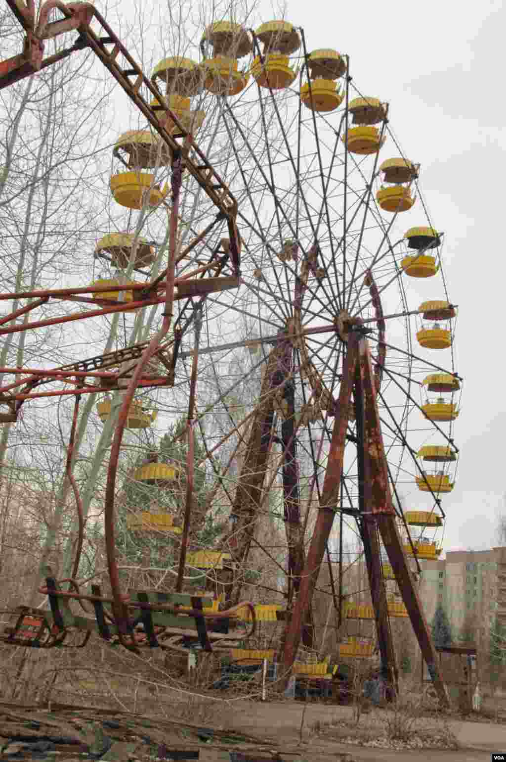 The ferris wheel at the abandoned Pripyat amusement park adjacent to Chernobyl, March 20, 2014. (S. Herman/VOA)