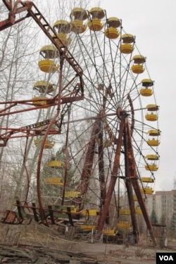 FILE - The ferris wheel at the abandoned Pripyat amusement park adjacent to Chernobyl, March 20, 2014. (S. Herman/VOA)