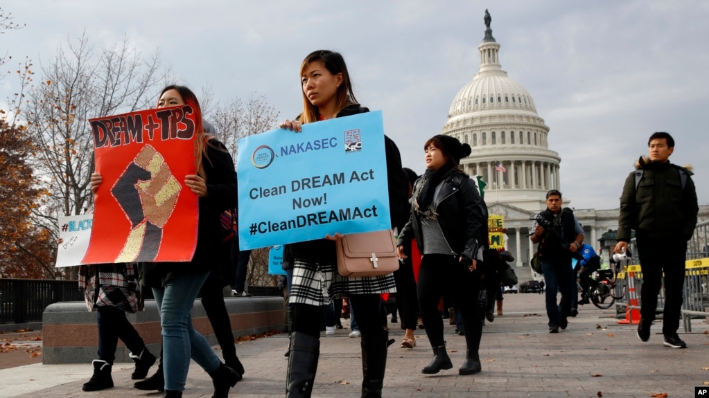 Activistas marchan frente al Capitolio en Washington D.C. en apoyo al programa DACA que ampara a los jóvenes traídos ilegalmente en la infancia a EE.UU., así como a los beneficiarios del TPS, el estatus de protección temporal. Dic. 5, 2017.