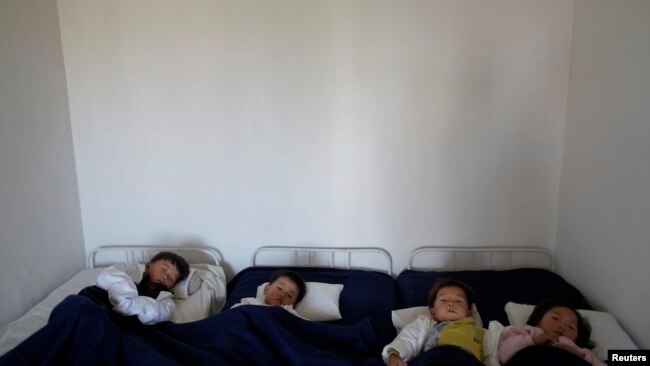지난 2011년 10월 황해남도 해주의 한 병원에서 영양실조로 입원한 어린이들. (자료사진)