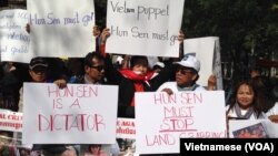 Những người biểu tình còn giơ cao các biểu ngữ như “Hun Sen là con rối của Việt Nam” hay “Không được bán rẻ Campuchia”.
