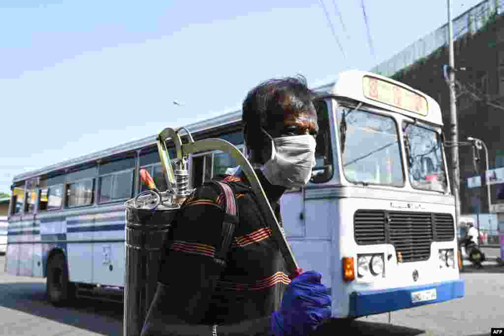 سری لنکا کے دارالحکومت کولمبو میں کرونا پر کنٹرول کی غرض سے سرکاری بسوں پر اسپرے کیا جارہا ہے۔&nbsp; &nbsp;