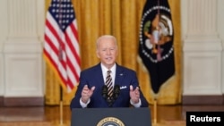 조 바이든 미국 대통령이 취임 1주년을 하루 앞둔 19일 백악관 이스트룸에서 기자회견하고 있다.