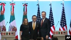From left, Canadian Foreign Affairs Minister Chrystia Freeland, Mexico's Secretary of Economy Ildefonso Guajardo Villarreal and U.S. Trade Representative Robert Lighthizer, pose for a photo at a press conference regarding the seventh round of NAFTA renegotiations in Mexico City, March 5, 2018.