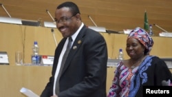 Ethiopian Prime Minister Hailemariam Desalegn (L) and Chairperson of the AU Commission Nkosazana Dlamini-Zuma leave the conference hall after the closing ceremony of the 20th Summit for the Africa Union in Addis Ababa, Jan. 28, 2013.