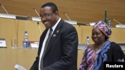 Ethiopian Prime Minister Hailemariam Desalegn (L) and Chairperson of the AU Commission Nkosazana Dlamini-Zuma leave the conference hall after the closing ceremony of the 20th Summit for the Africa Union in capital Addis Ababa, January 28, 2013.