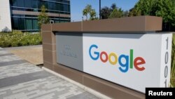 El logo de Google se puede observar a las afueras de una oficina cerca de la sede de la compañía en Mountain View, California, EE. UU., en mayo de 2019.
