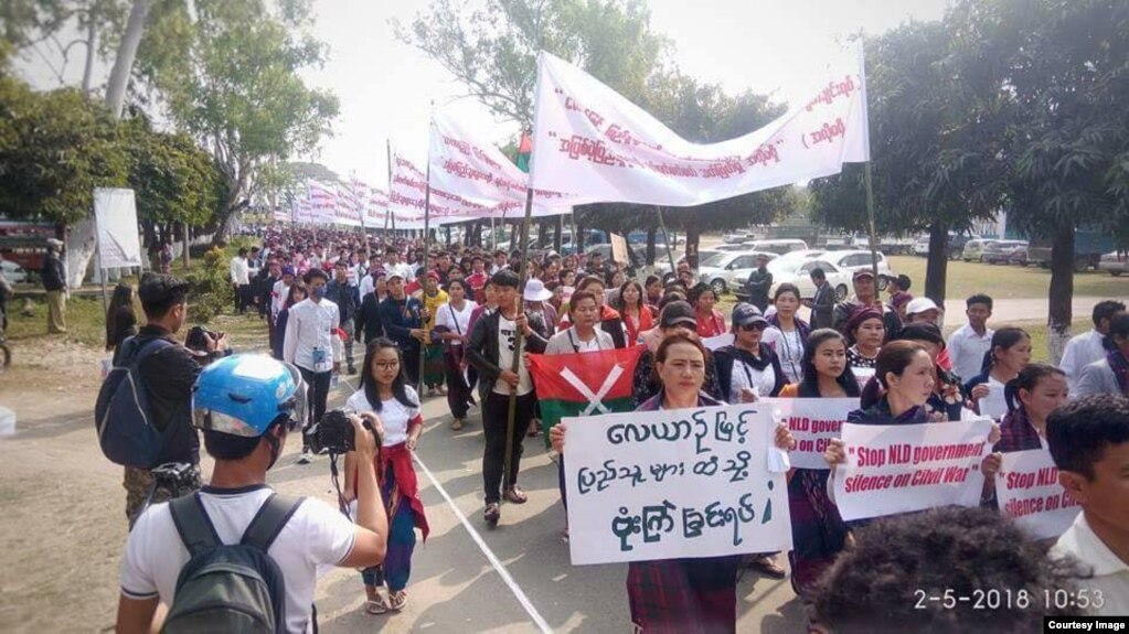 ကခ်င္စစ္ရပ္စဲေရးဆႏၵျပေနစဥ္ (Hkun Awng Nlam)