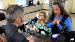 Rowan County Clerk Kim Davis, right, talks with David Moore following her office's refusal to issue marriage licenses at the Rowan County Courthouse in Morehead, Kentucky, Sept. 1, 2015. 