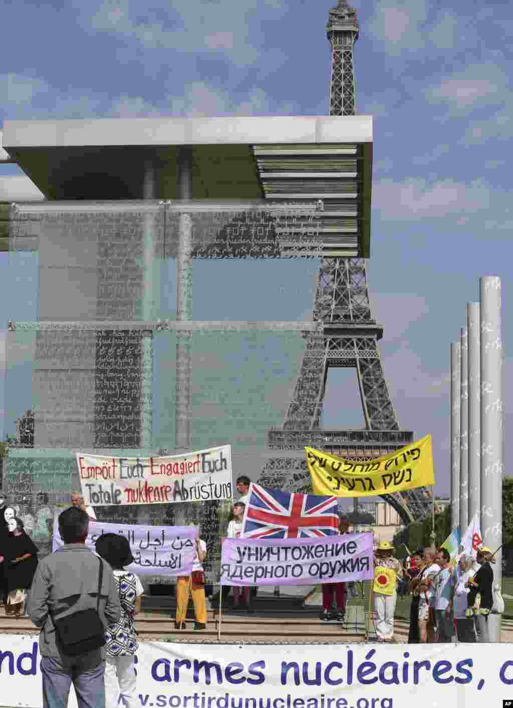 Pacifists stage a demonstration at the Peace Wall in Paris, to commemorate the 68th anniversary of the atomic bombing of Nagasaki, August 9, 2013. 