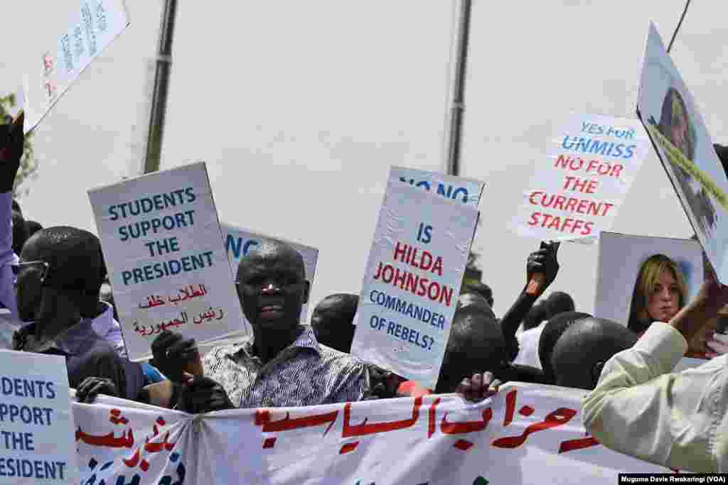 Manifestantes num protesto pacífico em Juba, nesta segunda-feira, erguem cartazes anti-ONU, Março 10, 2014