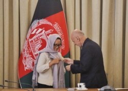 Presiden Afghanistan Ashraf Ghani menganugerahkan Bintang Kehormatan “Malalai” kepada Menteri Luar Negeri Indonesia Retno Marsudi atas kerja keras memajukan hubungan bilateral kedua negara, 1 Maret 2020.