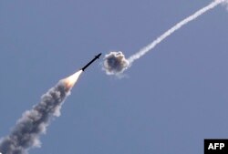 İsrail'in Demir Kubbe savunma sistemi, Gazze'den Hamas tarafından fırlatılan bir roketi etkisiz hale getiriyor.