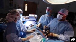 在华盛顿的乔治敦大学医院，医生从一名捐献者体内取出一个肾。