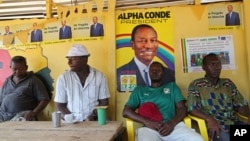 Un poster du président réélu en Guinée, Alpha Condé, dans un restaurant à Conakry, Guinea, 17 ocotbre 2015.