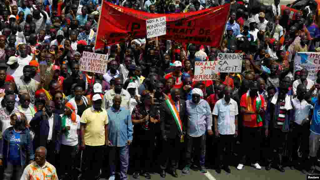 Des dirigeants de l&#39;opposition de la Côte-d&#39;Ivoire à pied protestent lors d&#39;un rassemblement politique avant le référendum sur une nouvelle constitution, à Abidjan, le 28 octobre, 2016.