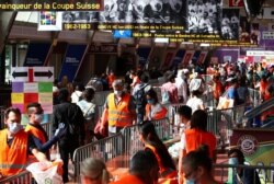 جنیوا میں مفت راشن لینے والوں کی ایک کلومیٹر لمبی لائن، لوگ صبح پانج بجے سے ہی قطار میں آ گئے تھے۔ 9 مئی 2020