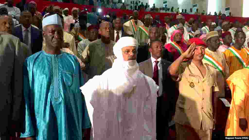 Le Premier ministre nigérien, Brigi Rafini debout pendant l’hymne national lors de la première séance du parlement. Les élus de l’opposition ont boycotté la cérémonie au Palais des Congrès de Niamey, jeudi 24 mars 2016. Photo voa Bagassi Koura.