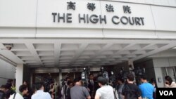 大批傳媒採訪高等法院港大臨時禁制令聆訊（VOA湯惠芸攝）