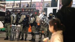 Policías antidisturbios patrullan el exterior de un centro comercial de Hong Kong el 26 de diciembre de 2019.