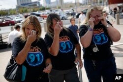 Desde la izquierda, Linda Hazelwood, Michelle Hamel y Jann Blake, todos de California, lloran en un servicio de oración en Las Vegas el lunes 1 de octubre de 2018, en el aniversario del tiroteo masivo del 1 de octubre de 2017. Las tres vieron balas impactando en el suelo cerca de ellas cuando asistieron al festival de música country el año pasado y alojaron a otros asistentes en su habitación de hotel esa noche. "Necesitábamos este cierre", dijo Jann Blake, "Ha sido un año pesado". (AP Photo / John Locher)