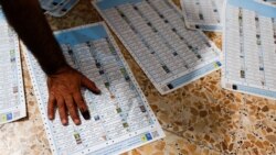 Seorang petugas pemilihan sedang memeriksa surat suara di sebuah tempat pemungutan suara (TPS) dalam pemilu legislatif di Baghdad, Irak, 10 Oktober 2021.