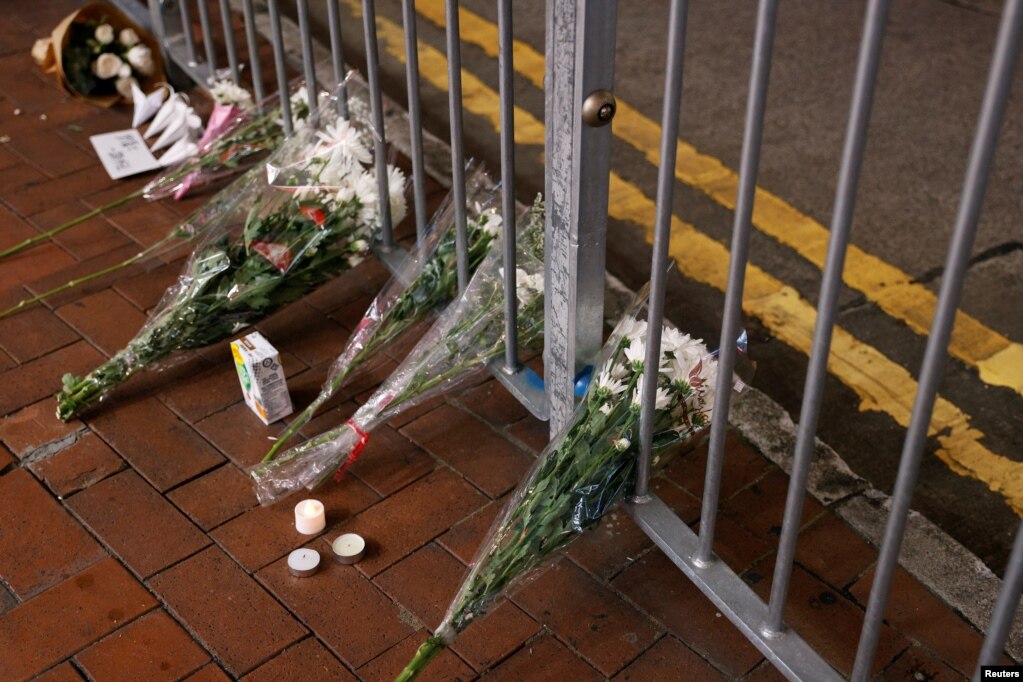 香港民众为悼念一位刺伤警察后自杀身亡的男子在街头放置鲜花。(2021年7月2日)(photo:VOA)