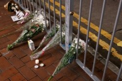 香港民眾為悼念一位刺傷警察後自殺身亡的男子在街頭放置鮮花。(2021年7月2日)