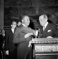 지난 1964년 마틴 루터 킹 주니어 목사가 노르웨이 오슬로에서 노벨 평화상을 받고 있다.