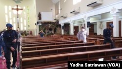 Polisi memeriksa ruangan yang akan digunakan untuk ibadah Natal di Gereja Santo Petrus Solo, Rabu, 23 Desember 2020. (Foto: Yudha Satriawan/VOA)
