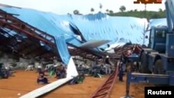 O tecto colapsou durante a missa, cidade de Uyo, Akwa Ibom, Nigéria (imagem de video)