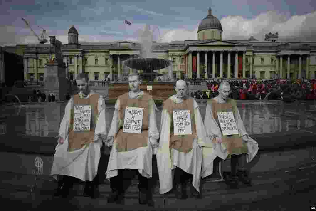 گروهی از معترضان به بی توجهی کشورها به تغییرات آب و هوایی، در میدانی در شهر لندن.&nbsp;