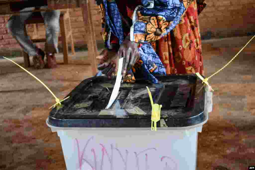 Une femme a voté dans un bureau de Ciri, dans le nord du Burundi, le 17 mai 2018.