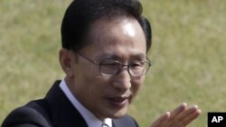 지난달 26일 한국군 창군 64주년 국군의 날을 앞두고 육·해·공군 본부가 있는 계룡대를 방문한 이명박 대통령. (자료 사진)