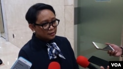 Menteri Luar Negeri Indonesia Retno Marsudi memberikan keterangan kepada wartawan soal pesawat Ethiopian Airline ET302 yang jatuh di Addis Ababa, Senin (3/11). (VOA/Fathiyah)